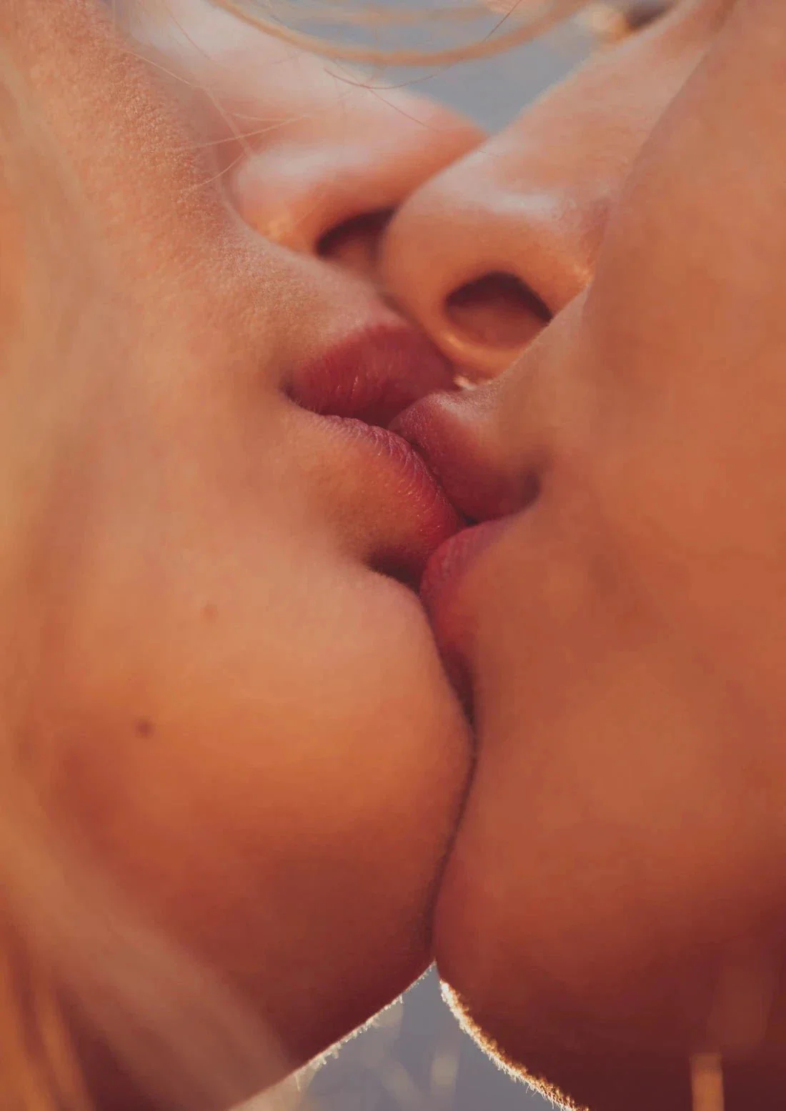 THE ART OF KISSING - Image 2